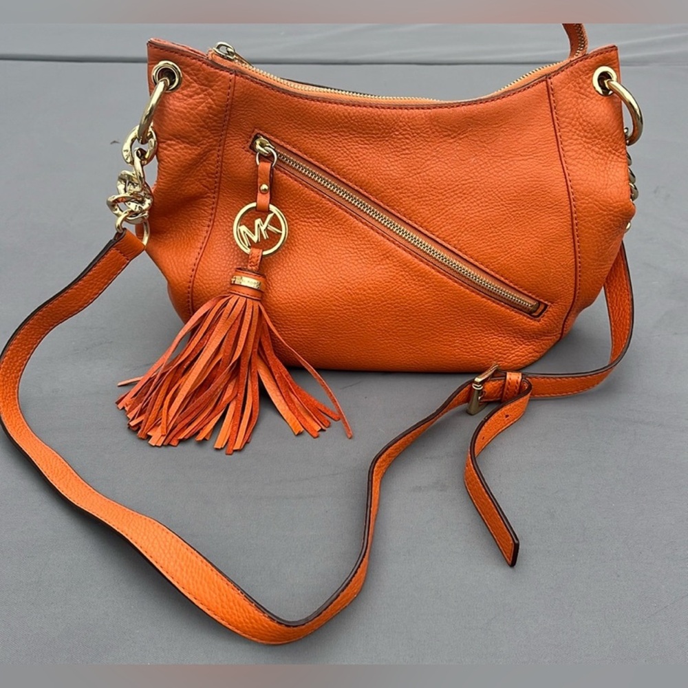MICHAEL KORS, MEDIUM PEBBLED LEATHER
CROSSBODY BAG